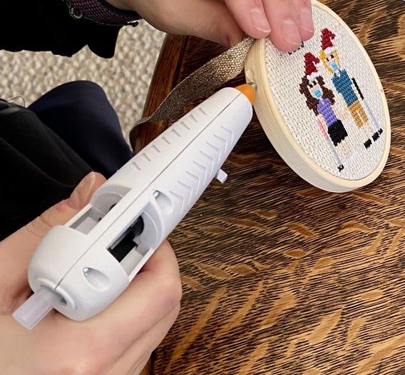 圣诞节十字绣装饰品DIY教程:手工制作个性化挂饰-第15张图片-趣作屋 圣诞节十字绣装饰品DIY教程:手工制作个性化挂饰-第15张图片-趣作屋