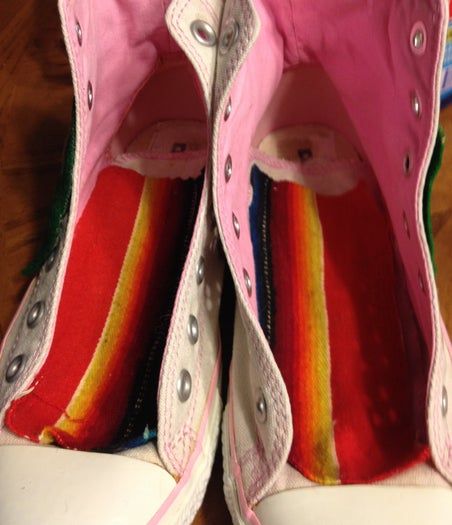低成本DIY修补匡威鞋教程:用墨西哥毯子打造个性运动鞋-第8张图片-趣作屋 低成本DIY修补匡威鞋教程:用墨西哥毯子打造个性运动鞋-第8张图片-趣作屋