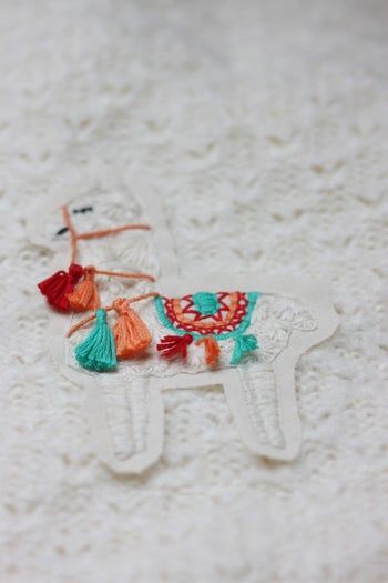 手工刺绣羊驼教程:从毛衣改造到创意手提包装饰-第23张图片-趣作屋 手工刺绣羊驼教程:从毛衣改造到创意手提包装饰-第23张图片-趣作屋