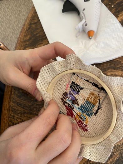 圣诞节十字绣装饰品DIY教程:手工制作个性化挂饰-第13张图片-趣作屋 圣诞节十字绣装饰品DIY教程:手工制作个性化挂饰-第13张图片-趣作屋