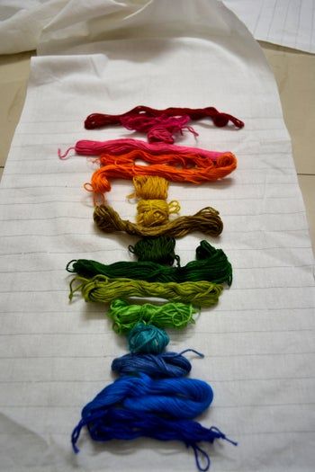 用刺绣线碎片制作多彩棉质围巾的详细教程-第5张图片-趣作屋