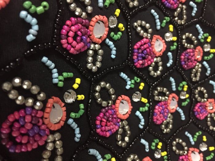 手工刺绣珠片手拿包DIY教程:详细步骤教你制作个性化蜜蜂图案手拿包-第2张图片-趣作屋 手工刺绣珠片手拿包DIY教程:详细步骤教你制作个性化蜜蜂图案手拿包-第2张图片-趣作屋