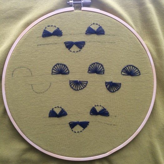 手工刺绣教程：在T恤上绣制靛蓝色图案-第10张图片-趣作屋