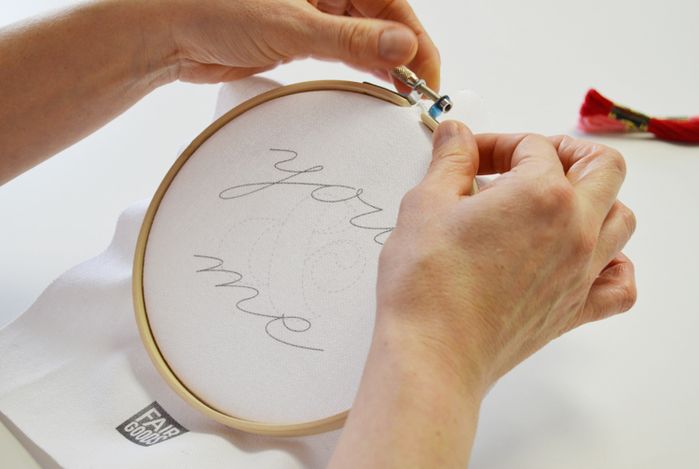 情人节DIY爱心刺绣教程:亲手制作浪漫挂墙艺术品-第4张图片-趣作屋