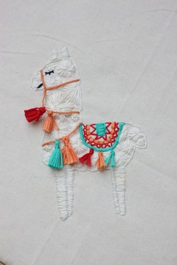 手工刺绣羊驼教程:从毛衣改造到创意手提包装饰-第21张图片-趣作屋 手工刺绣羊驼教程:从毛衣改造到创意手提包装饰-第21张图片-趣作屋