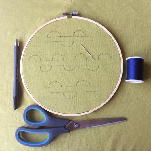 手工刺绣教程：在T恤上绣制靛蓝色图案-第3张图片-趣作屋