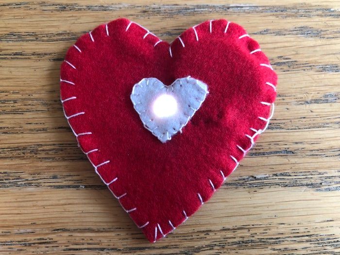 手工制作发光心形布艺教程：用导电线与LED打造个性饰品-第1张图片-趣作屋
