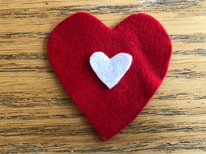 手工制作发光心形布艺教程：用导电线与LED打造个性饰品-第6张图片-趣作屋