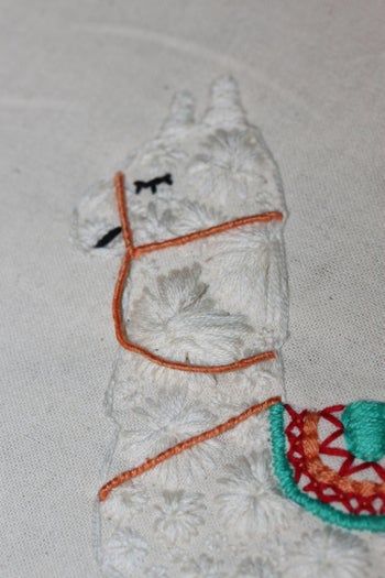 手工刺绣羊驼教程:从毛衣改造到创意手提包装饰-第16张图片-趣作屋 手工刺绣羊驼教程:从毛衣改造到创意手提包装饰-第16张图片-趣作屋