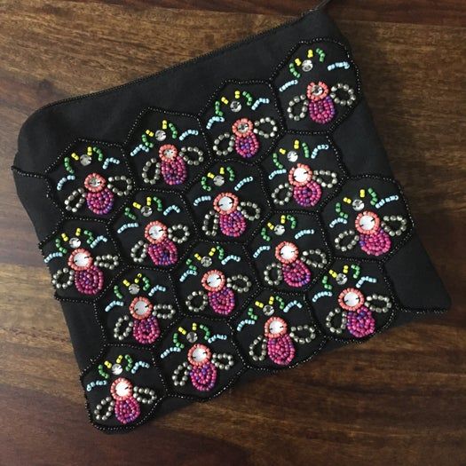 手工刺绣珠片手拿包DIY教程:详细步骤教你制作个性化蜜蜂图案手拿包-第34张图片-趣作屋 手工刺绣珠片手拿包DIY教程:详细步骤教你制作个性化蜜蜂图案手拿包-第34张图片-趣作屋