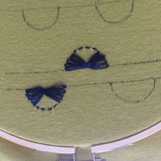 手工刺绣教程：在T恤上绣制靛蓝色图案-第6张图片-趣作屋