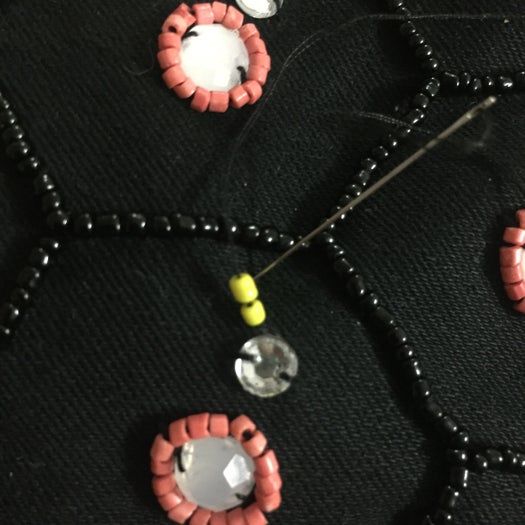 手工刺绣珠片手拿包DIY教程:详细步骤教你制作个性化蜜蜂图案手拿包-第19张图片-趣作屋 手工刺绣珠片手拿包DIY教程:详细步骤教你制作个性化蜜蜂图案手拿包-第19张图片-趣作屋