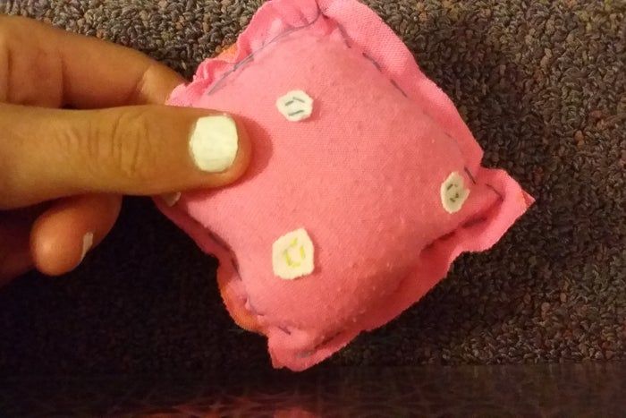 手工缝制小枕头教程：简单10步打造个性靠枕-第30张图片-趣作屋