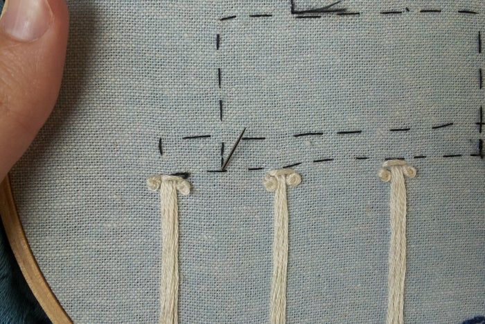 手工刺绣入门教程:掌握回针绣、茎状绣与缎面绣技巧-第15张图片-趣作屋 手工刺绣入门教程:掌握回针绣、茎状绣与缎面绣技巧-第15张图片-趣作屋