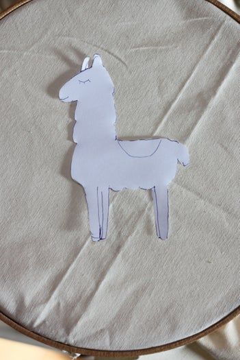 手工刺绣羊驼教程:从毛衣改造到创意手提包装饰-第3张图片-趣作屋 手工刺绣羊驼教程:从毛衣改造到创意手提包装饰-第3张图片-趣作屋