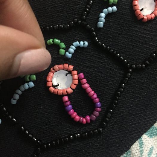 手工刺绣珠片手拿包DIY教程:详细步骤教你制作个性化蜜蜂图案手拿包-第22张图片-趣作屋 手工刺绣珠片手拿包DIY教程:详细步骤教你制作个性化蜜蜂图案手拿包-第22张图片-趣作屋