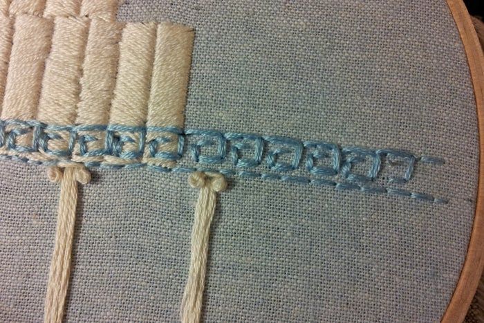 手工刺绣入门教程:掌握回针绣、茎状绣与缎面绣技巧-第7张图片-趣作屋 手工刺绣入门教程:掌握回针绣、茎状绣与缎面绣技巧-第7张图片-趣作屋