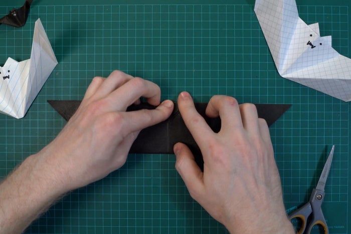 超简单折纸蝙蝠教程,万圣节装饰轻松做-第7张图片-趣作屋 超简单折纸蝙蝠教程,万圣节装饰轻松做-第7张图片-趣作屋