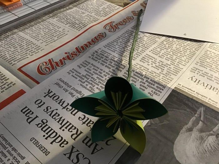 超简单手工纸花制作教程，零成本DIY装饰花-第11张图片-趣作屋