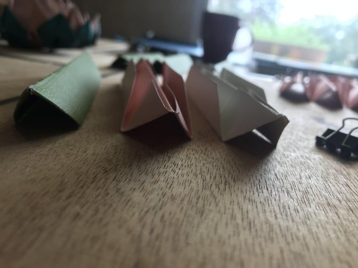 零基础也能轻松折出莲花折纸变体，附详细步骤与创意装饰-第13张图片-趣作屋