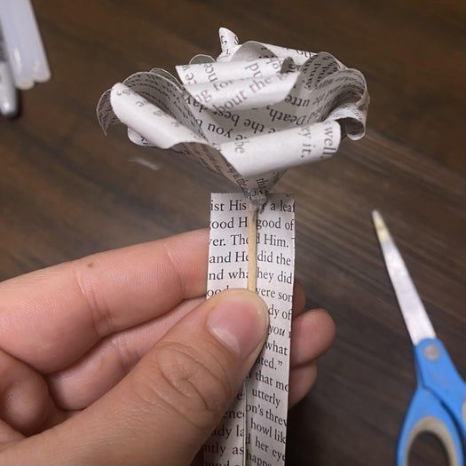 20分钟搞定！用旧书页手工制作纸玫瑰书签教程-第27张图片-趣作屋