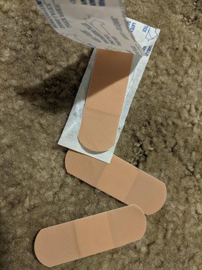 用创可贴做蝴蝶手工教程，传递善意小行动-第3张图片-趣作屋