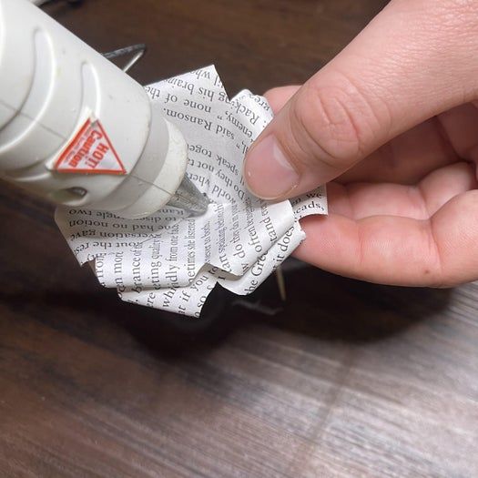 20分钟搞定！用旧书页手工制作纸玫瑰书签教程-第21张图片-趣作屋