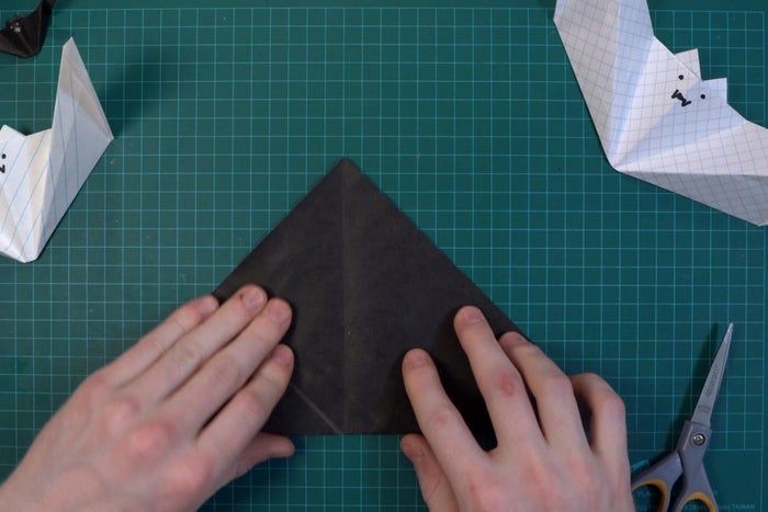超简单折纸蝙蝠教程,万圣节装饰轻松做-第5张图片-趣作屋 超简单折纸蝙蝠教程,万圣节装饰轻松做-第5张图片-趣作屋