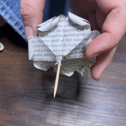 20分钟搞定！用旧书页手工制作纸玫瑰书签教程-第24张图片-趣作屋