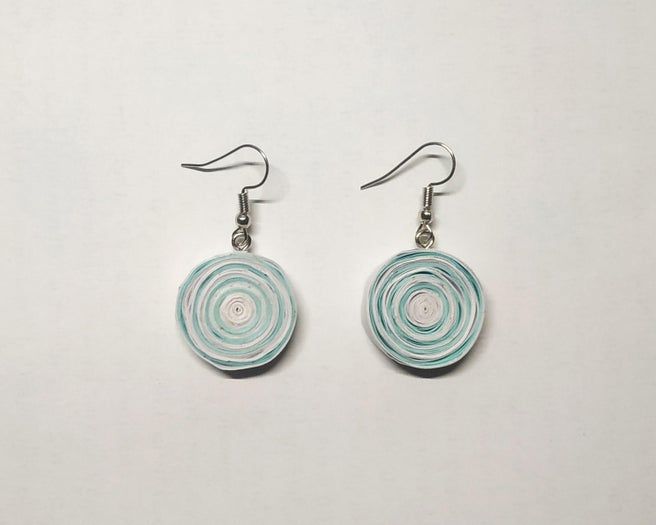 用纸做手工耳环的简单方法-第8张图片-趣作屋