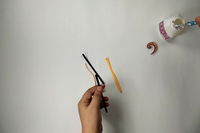 用回收材料做墙面挂饰,超简单纸艺卷手工教程-第16张图片-趣作屋 用回收材料做墙面挂饰,超简单纸艺卷手工教程-第16张图片-趣作屋