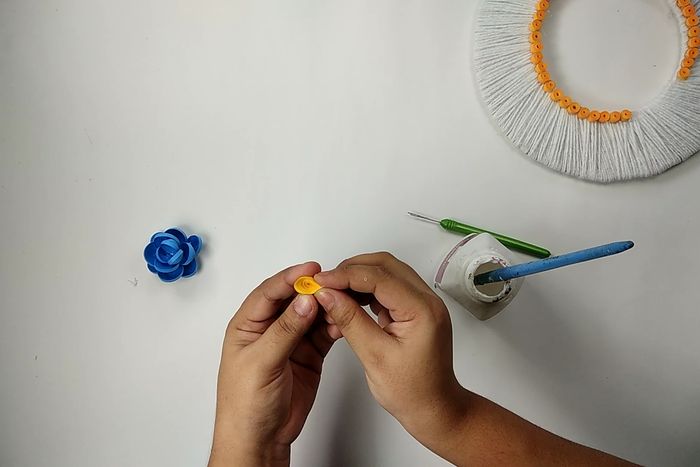 用回收材料做墙面挂饰,超简单纸艺卷手工教程-第15张图片-趣作屋 用回收材料做墙面挂饰,超简单纸艺卷手工教程-第15张图片-趣作屋