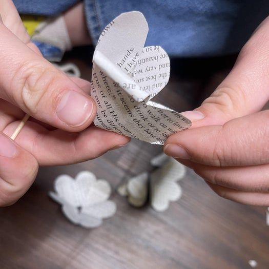 20分钟搞定！用旧书页手工制作纸玫瑰书签教程-第19张图片-趣作屋