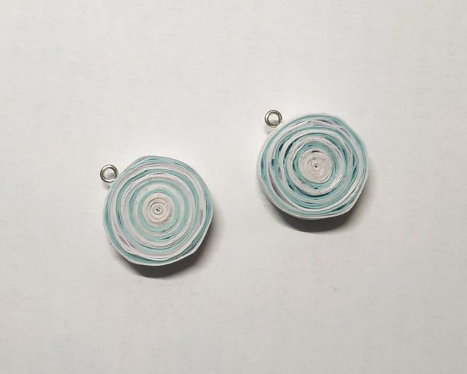 用纸做手工耳环的简单方法-第7张图片-趣作屋