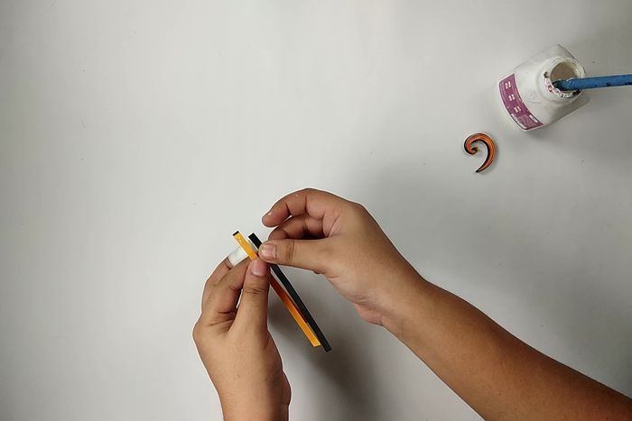 用回收材料做墙面挂饰,超简单纸艺卷手工教程-第17张图片-趣作屋 用回收材料做墙面挂饰,超简单纸艺卷手工教程-第17张图片-趣作屋