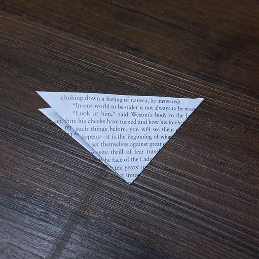 20分钟搞定！用旧书页手工制作纸玫瑰书签教程-第7张图片-趣作屋