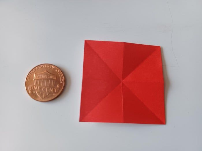 挑战手工极限：用4x4厘米纸折迷你千纸鹤教程-第4张图片-趣作屋