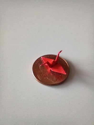 挑战手工极限：用4x4厘米纸折迷你千纸鹤教程-第2张图片-趣作屋