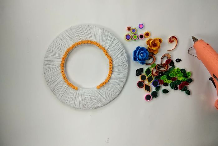 用回收材料做墙面挂饰,超简单纸艺卷手工教程-第19张图片-趣作屋 用回收材料做墙面挂饰,超简单纸艺卷手工教程-第19张图片-趣作屋