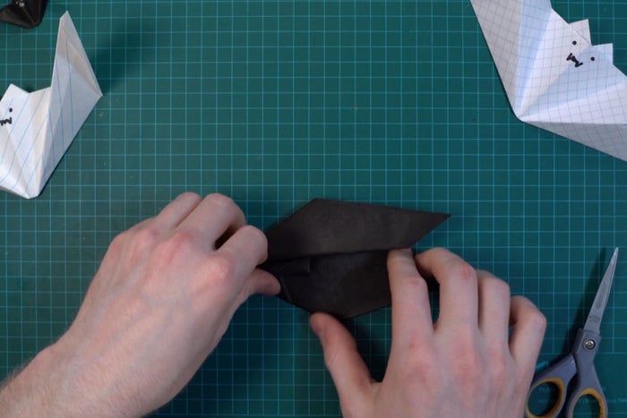 超简单折纸蝙蝠教程,万圣节装饰轻松做-第9张图片-趣作屋 超简单折纸蝙蝠教程,万圣节装饰轻松做-第9张图片-趣作屋