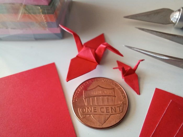 挑战手工极限：用4x4厘米纸折迷你千纸鹤教程-第11张图片-趣作屋