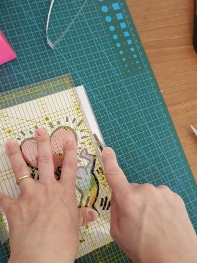 亲子手工魔术道具制作教程：让黑白画变彩色的魔法小技巧-第8张图片-趣作屋