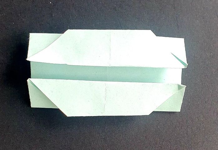 超简单折纸船教程：教你用方形纸折出实用小船-第9张图片-趣作屋