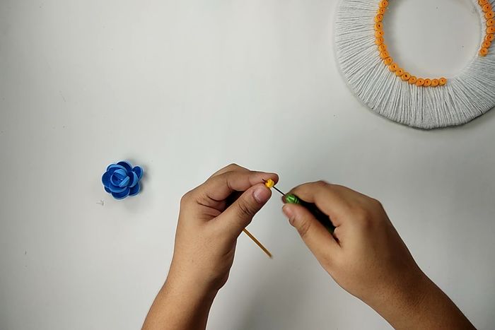 用回收材料做墙面挂饰,超简单纸艺卷手工教程-第13张图片-趣作屋 用回收材料做墙面挂饰,超简单纸艺卷手工教程-第13张图片-趣作屋