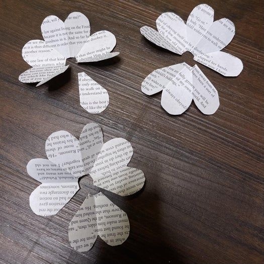 20分钟搞定！用旧书页手工制作纸玫瑰书签教程-第11张图片-趣作屋