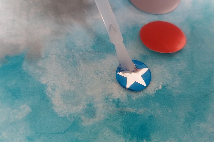 用饮料罐制作佩吉·卡特和美国队长盾牌配饰教程-第34张图片-趣作屋