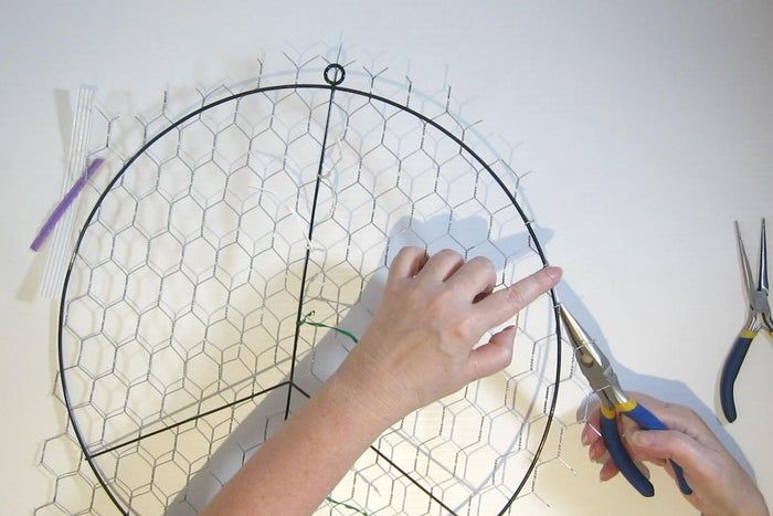 利用废旧纽扣制作彩虹和平标志捕光器教程-第16张图片-趣作屋