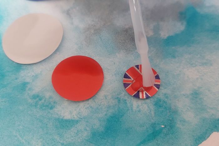 用饮料罐制作佩吉·卡特和美国队长盾牌配饰教程-第35张图片-趣作屋