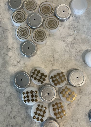 用塑料瓶盖制作创意金字塔灯教程-第5张图片-趣作屋