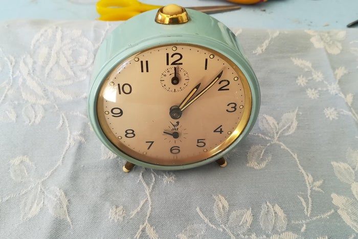 如何用旧闹钟改造无噪音电池闹钟-第1张图片-趣作屋 如何用旧闹钟改造无噪音电池闹钟-第1张图片-趣作屋